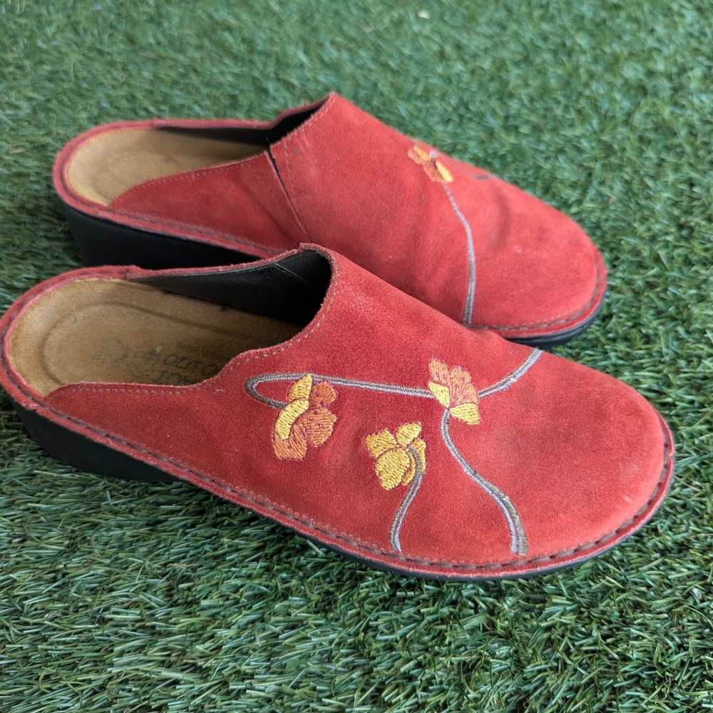 Naot Red Suede Floral Embroidered Clogs Mules Made in Israel Womens 38/US 7 - Picture 3 of 8